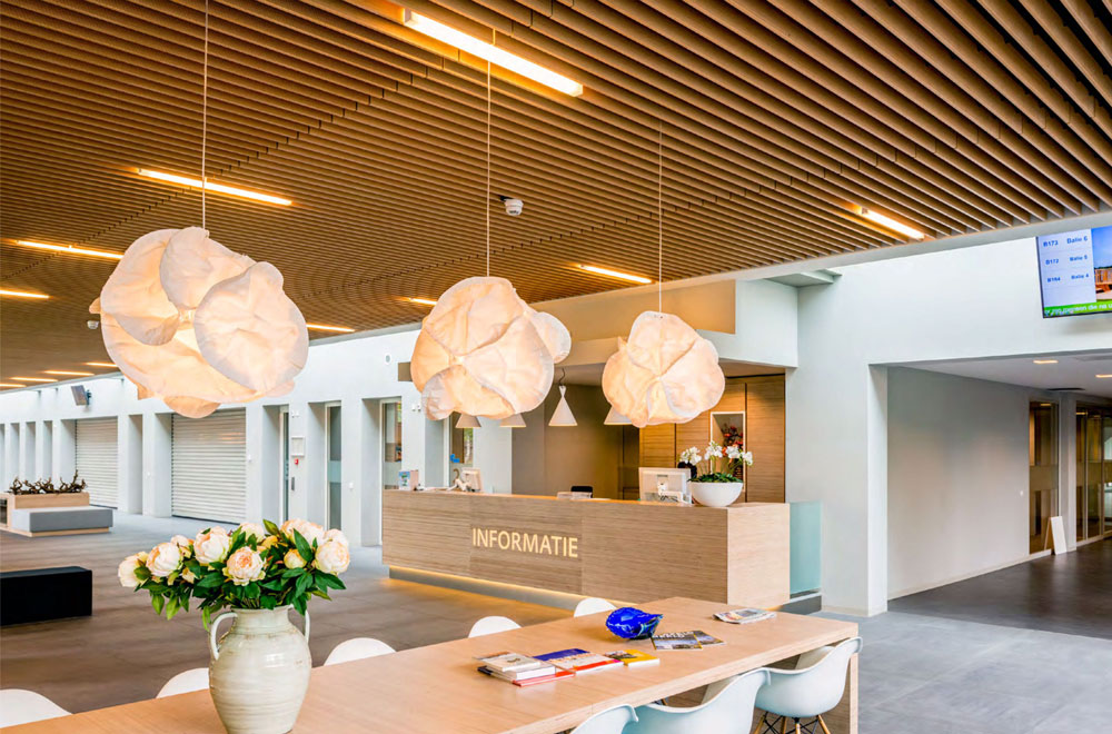 Trần gỗ tiêu âm ngoài việc trang trí còn giúp xử lý âm thanh, loại bỏ tạp âm, âm vang